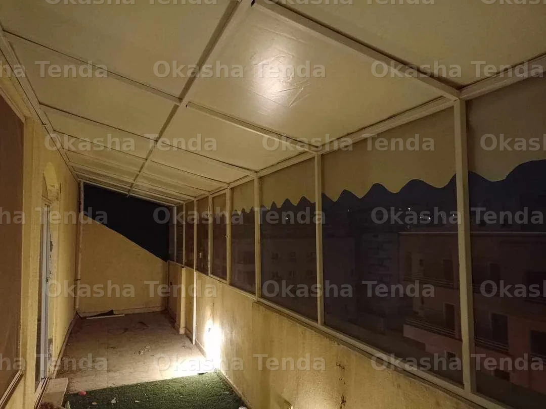 شرفة لها سقف جانبي ممدود مع تغطية على الجوانب في المساء